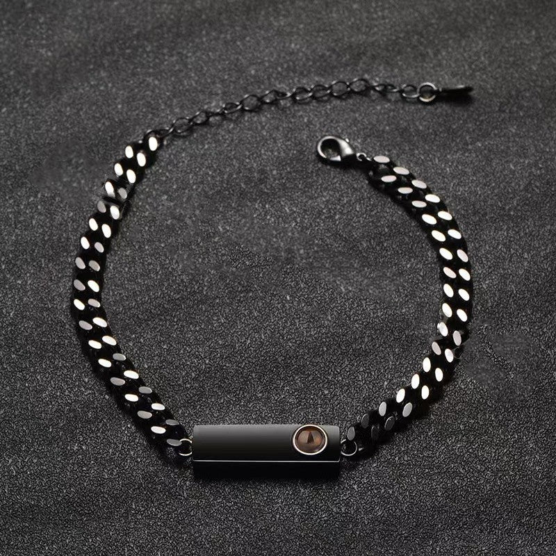 Proyección fotográfica de una pulsera cubana
