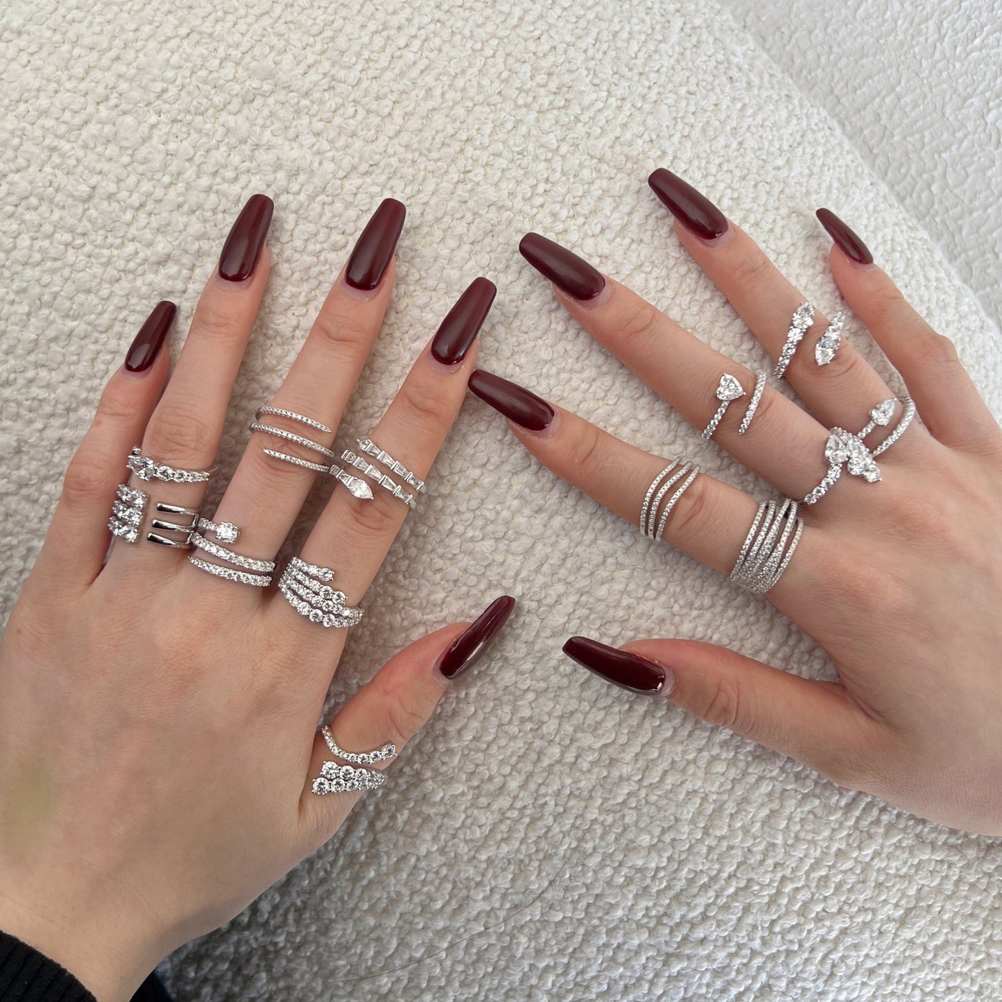 Anillo de diamantes en espiral moderno y personalizado.