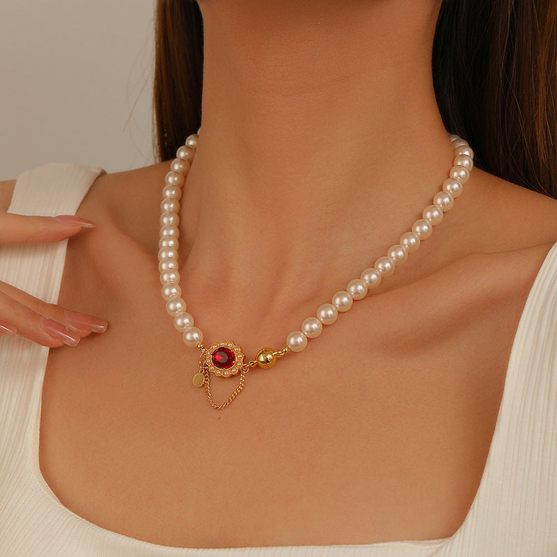 Collar de perlas con cierre magnético retro de alta gama.