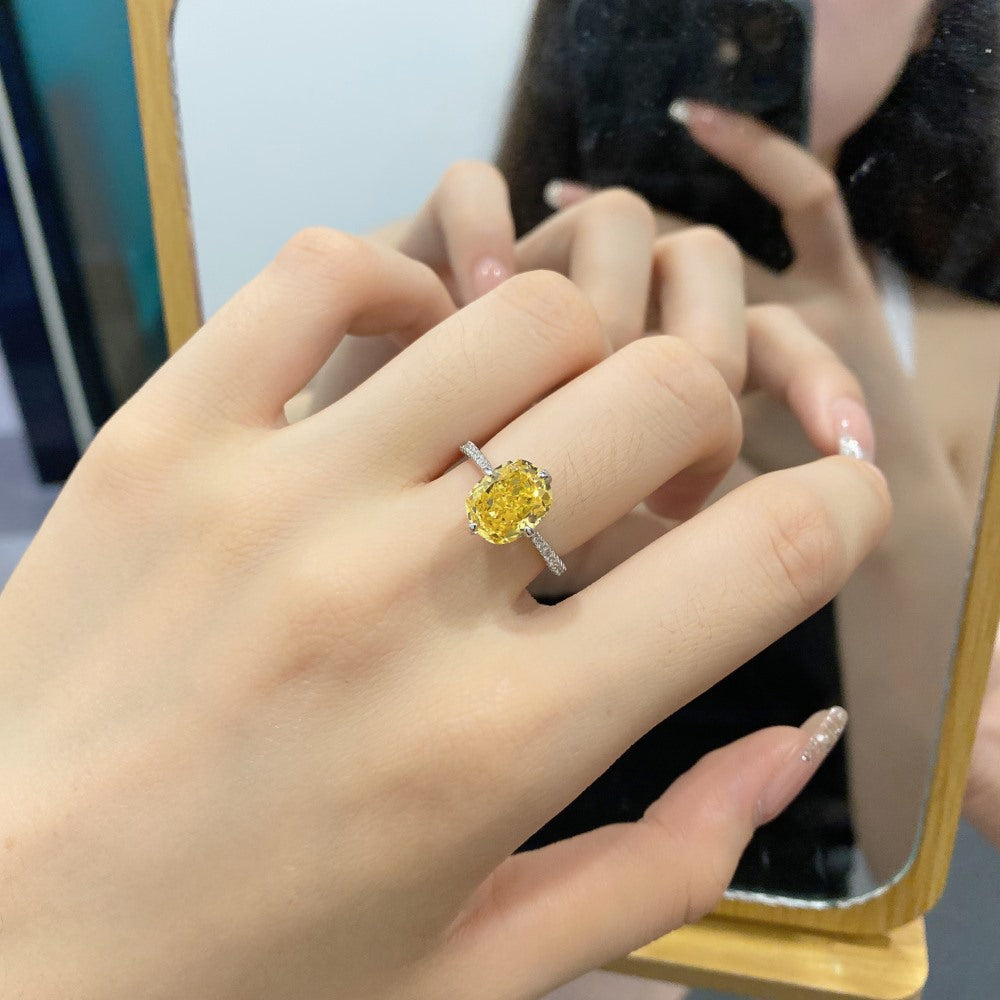 Anillo clásico de circonita con diamante de alto carbono y corte de flor de hielo brillante y noble