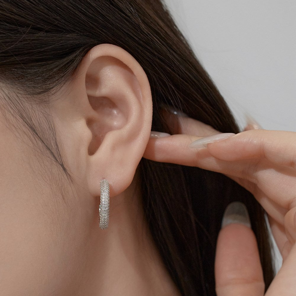 Pendientes de medio aro con circonitas en plata de ley, modernos y sencillos.