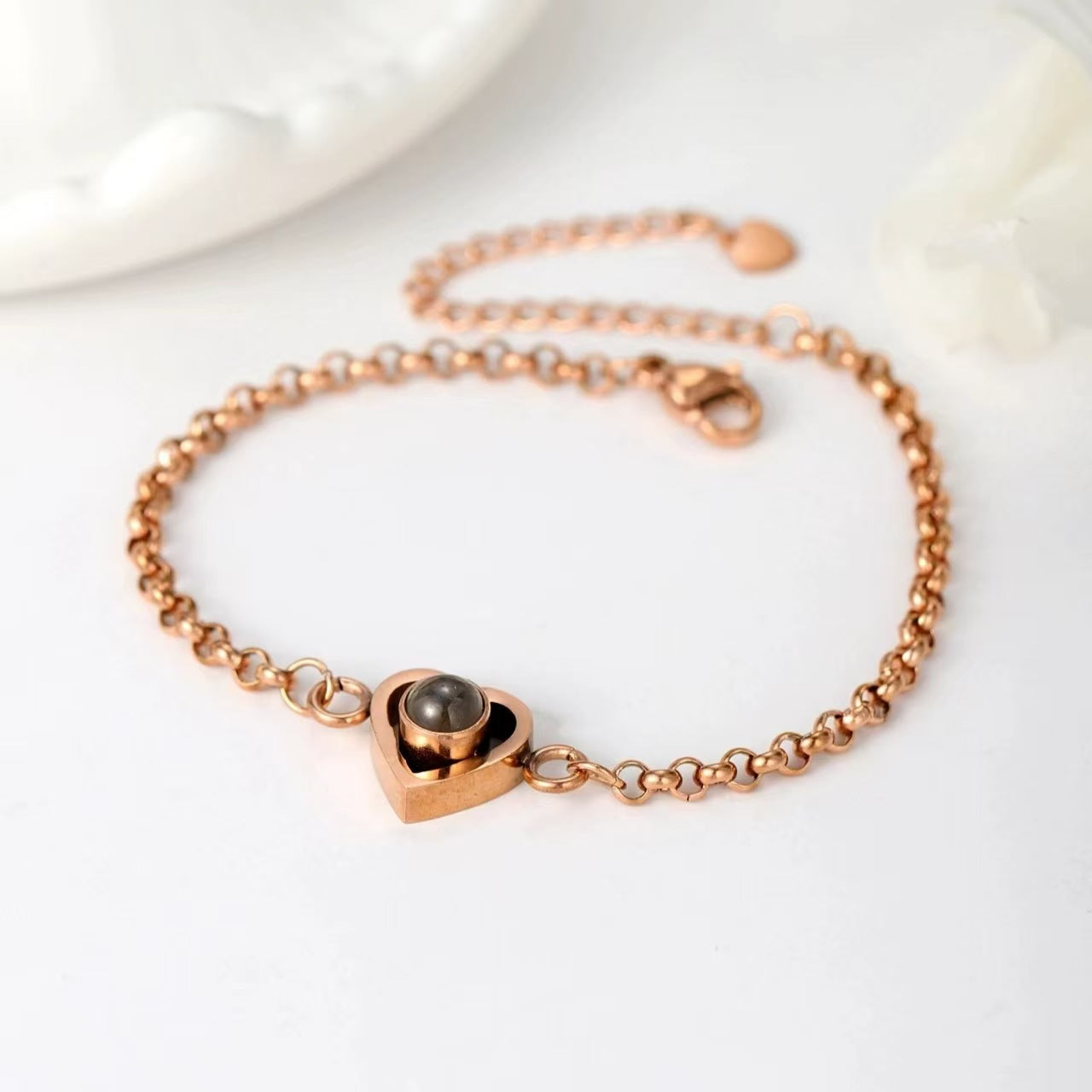 Cadena de mano con círculo de corazón y proyección de fotos
