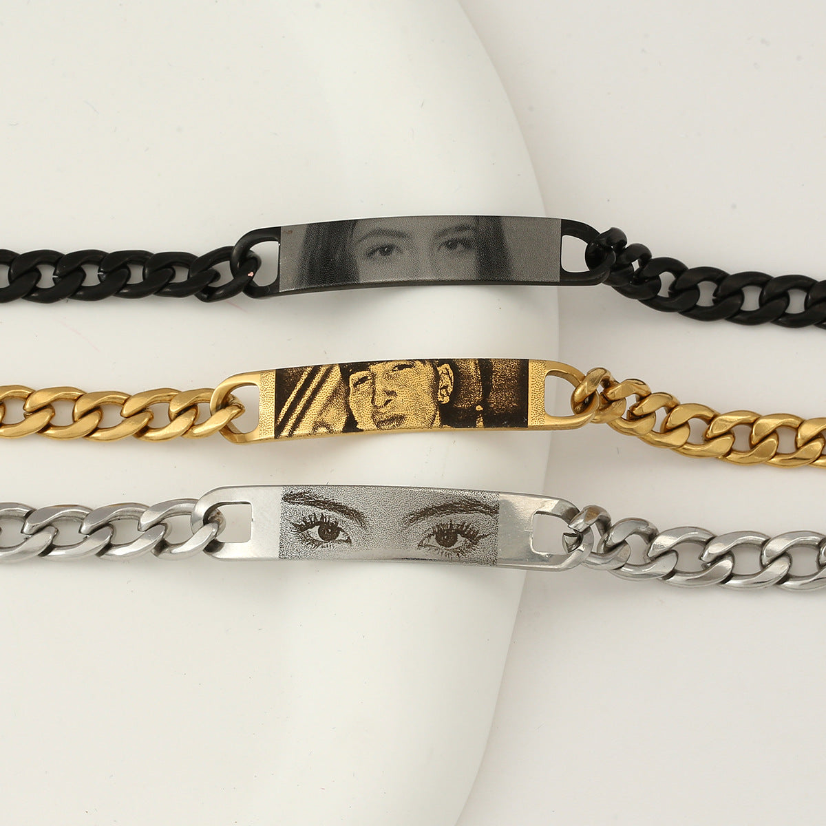 Pulsera personalizada con texto e imagen grabados y ojos.