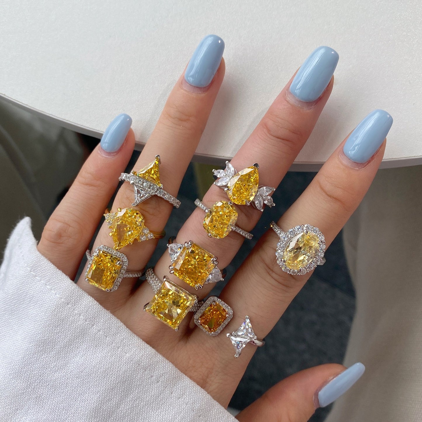 Anillo clásico de circonita con diamante de alto carbono y corte de flor de hielo brillante y noble