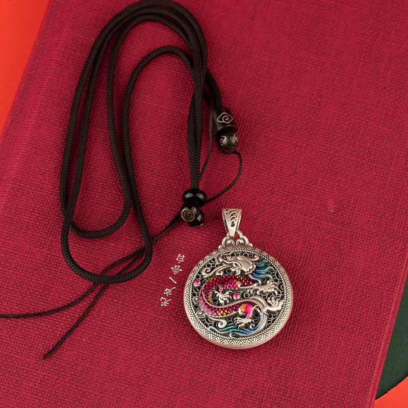 Colgante de plata de ley con dragón esmaltado jugando con perla