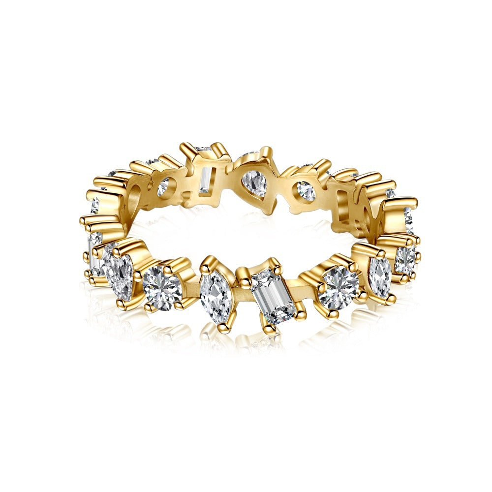 Anillo de diamantes brillantes de alta gama y de moda.