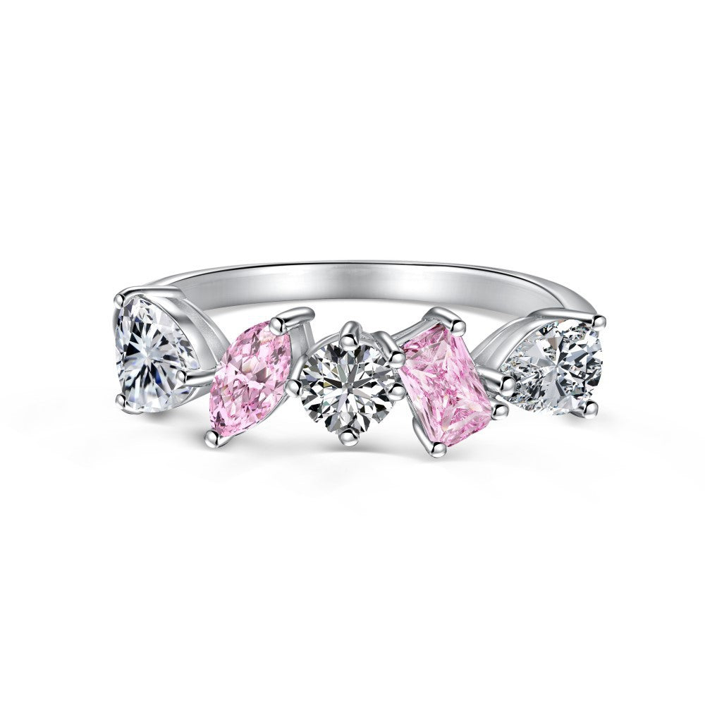 Anillo de diamantes brillantes de alta gama y de moda.