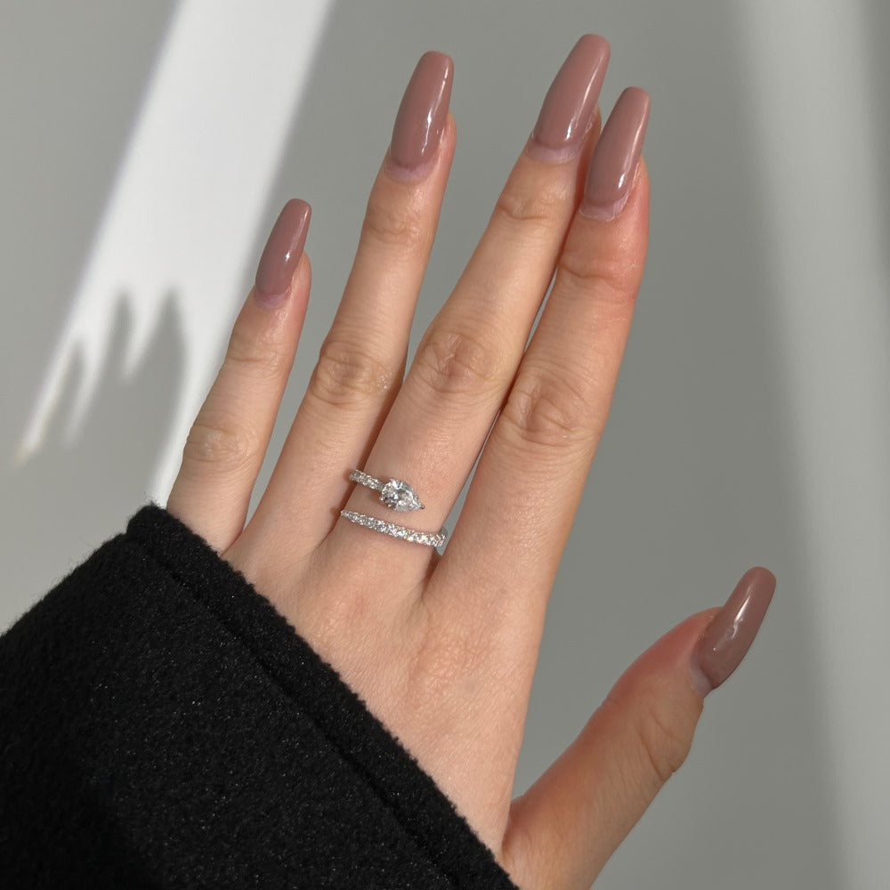 Anillo de diamantes en espiral moderno y personalizado.