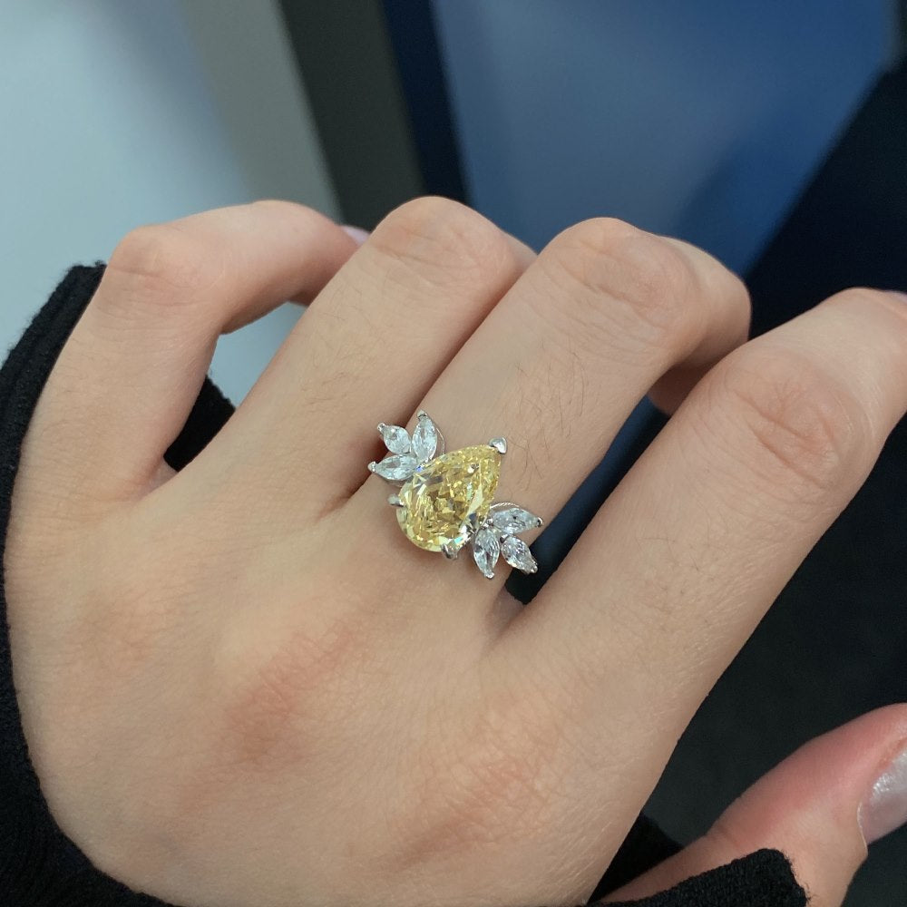 Anillo clásico de circonita con diamante de alto carbono y corte de flor de hielo brillante y noble