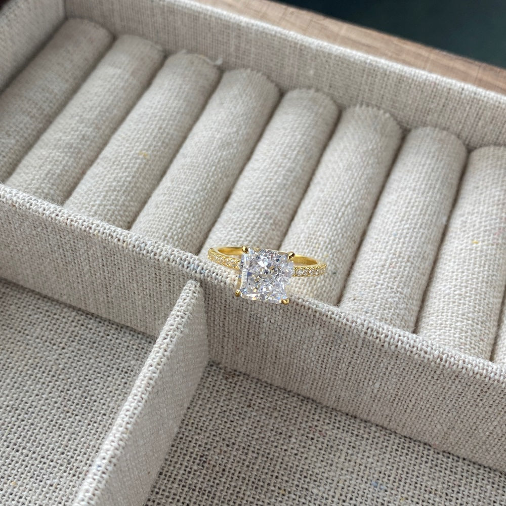 Anillo de circonita con corte de flor de hielo clásico y moderno