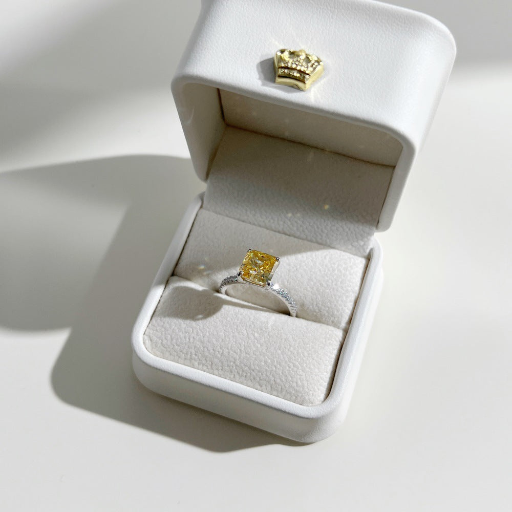 Anillo de circonita con corte de flor de hielo clásico y moderno