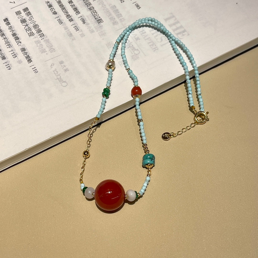 Collar de moda en turquesa y rojo rojizo.