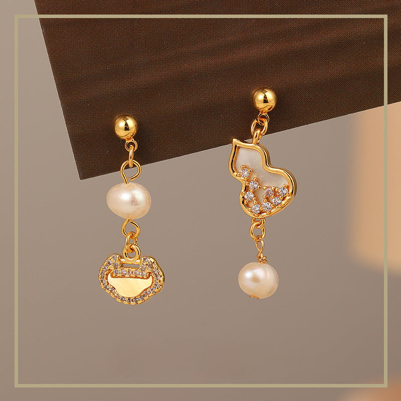 Pendientes de calabaza con circonitas y perlas de agua dulce de alta gama.