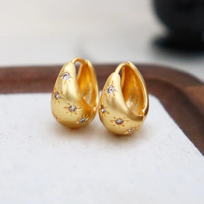 Pendientes de circonita con forma de estrella de ocho puntas estilo retro de moda.