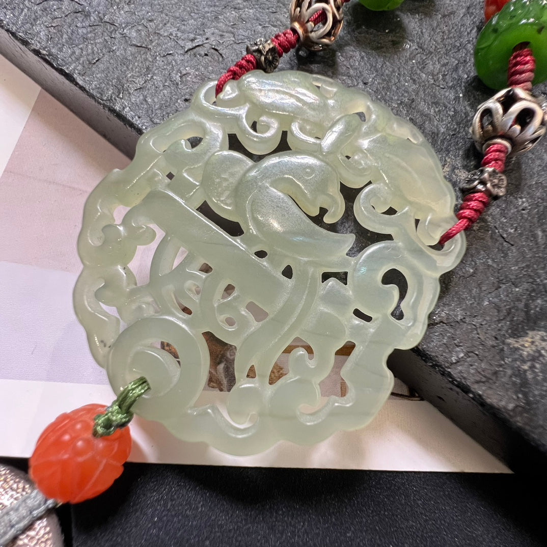 Collar de urraca tallado en jade hetiano de moda