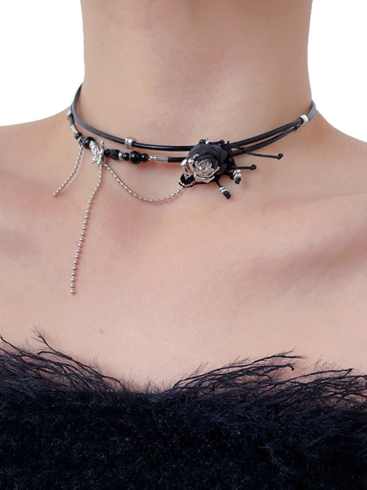 Collar de rosa oscura