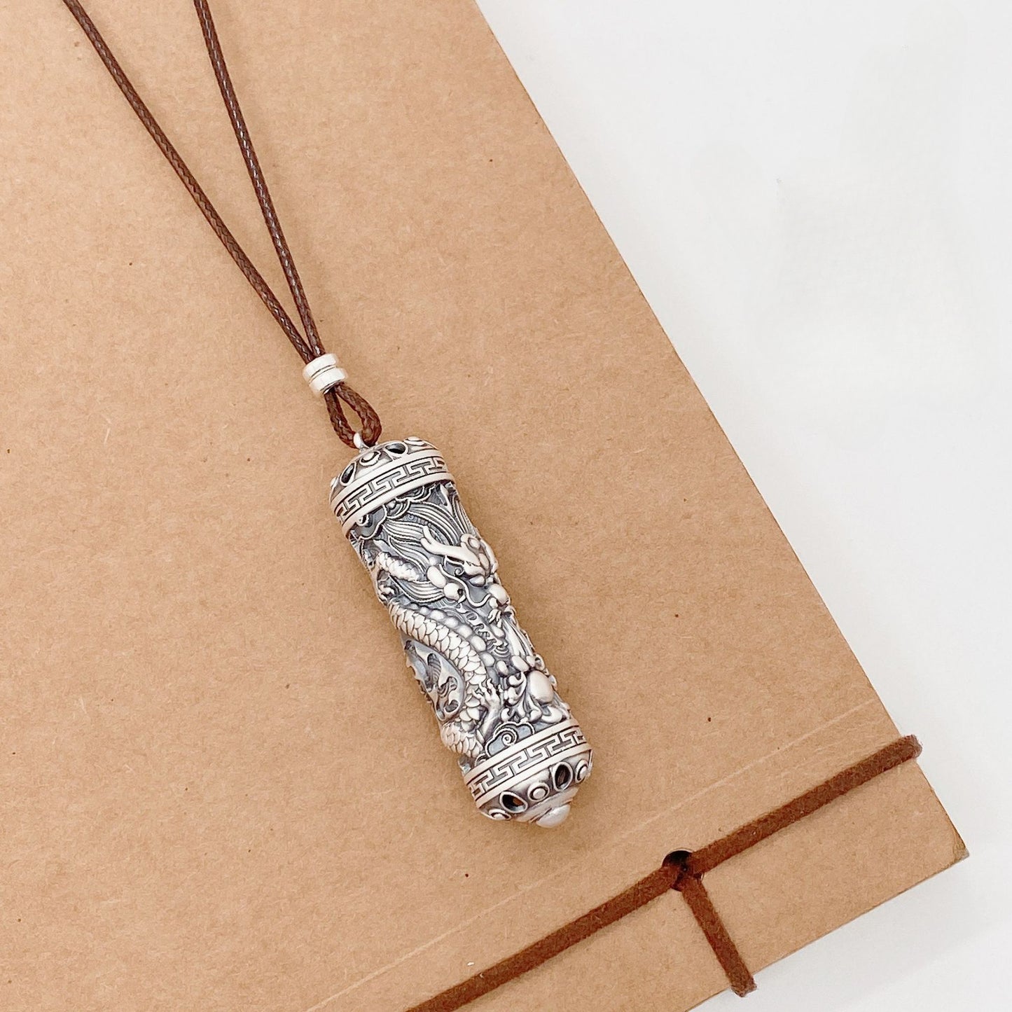 Colgante de plata de ley cilíndrico con diseño de dragón