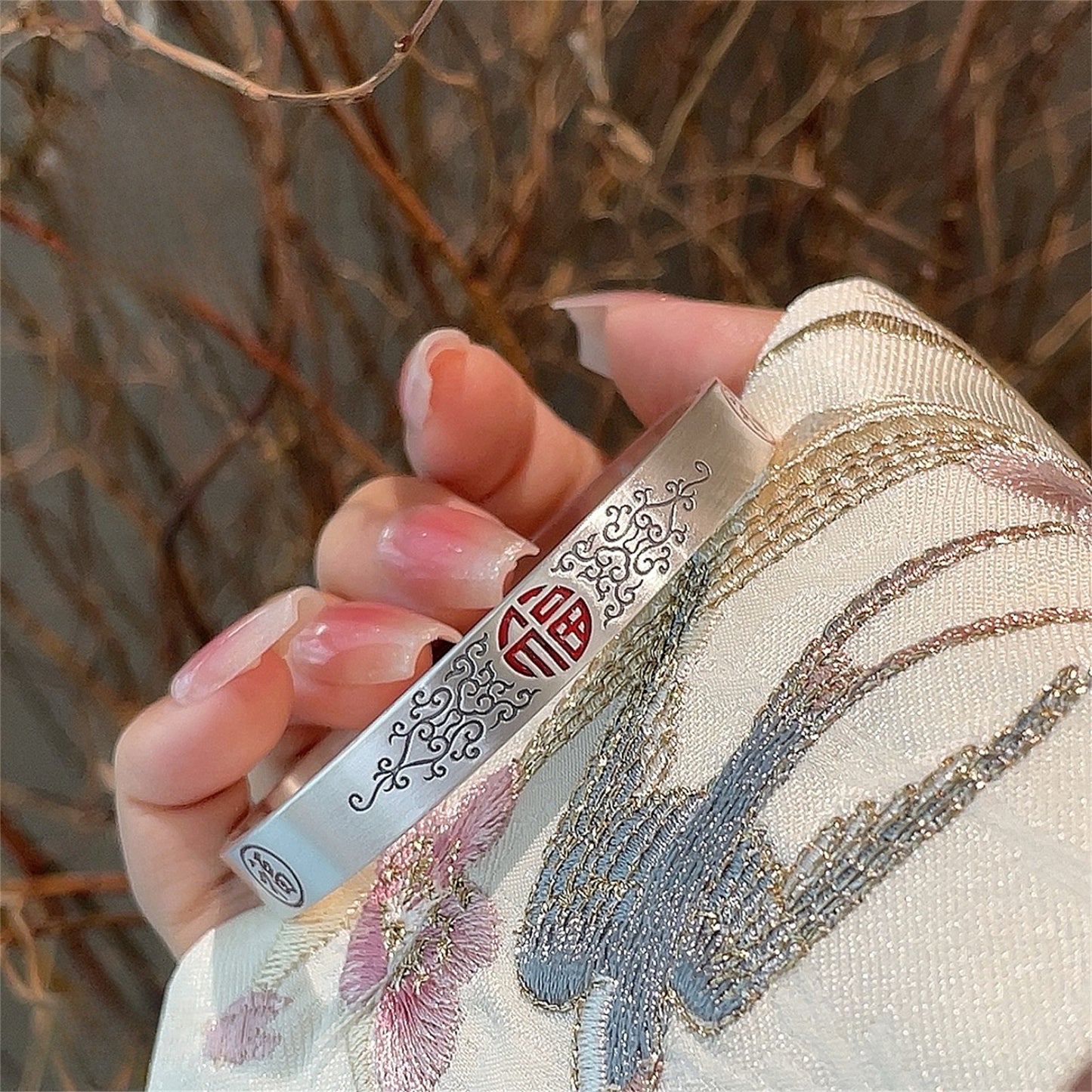 Pulsera de plata lisa con el personaje "Fu" en esmalte rojo