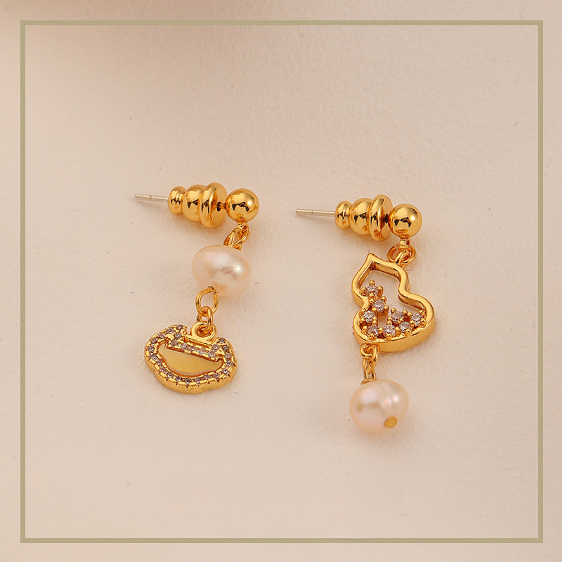 Pendientes de calabaza con circonitas y perlas de agua dulce de alta gama.