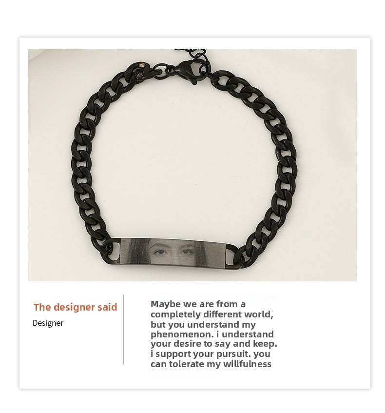 Pulsera personalizada con texto e imagen grabados y ojos.