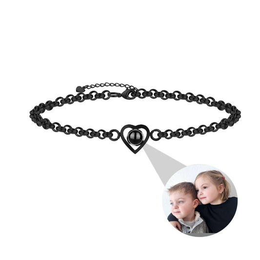 Cadena de mano con círculo de corazón y proyección de fotos