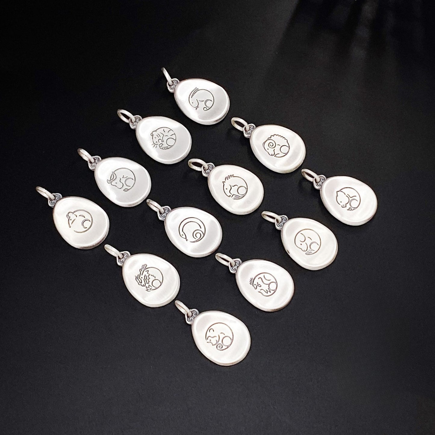 Colgante de plata con el símbolo de la paz del zodíaco chino