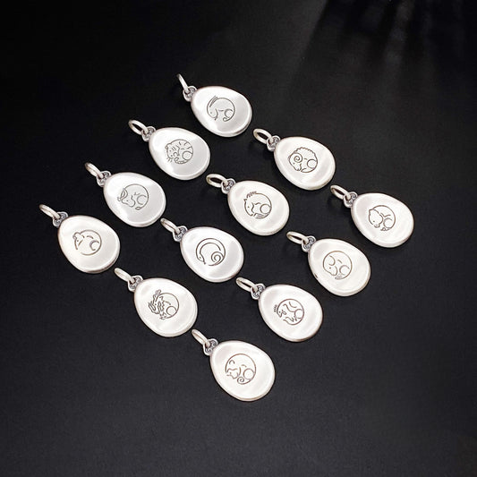 Colgante de plata con el símbolo de la paz del zodíaco chino