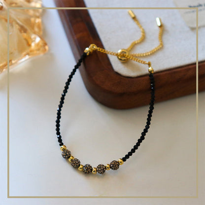 Pulsera de cuentas de gypsophila con incrustaciones de circonitas