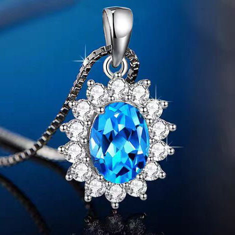 Elegante y noble collar colgante con incrustaciones de circonita azul de exquisita artesanía.