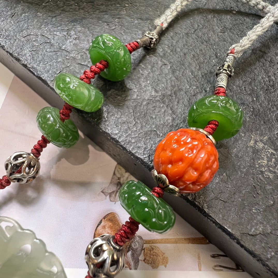 Collar de urraca tallado en jade hetiano de moda