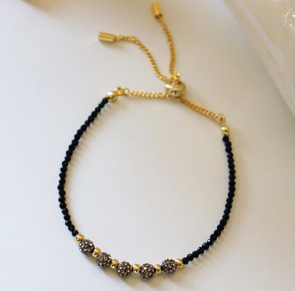 Pulsera de cuentas de gypsophila con incrustaciones de circonitas