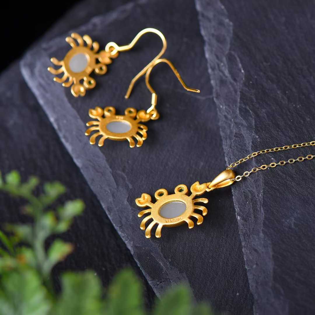 925 Silver Inlaid Nephrite with Thick Matte Gold Crab Set