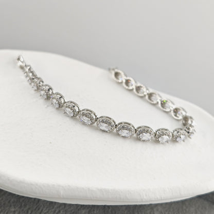 Pulsera de moda con circonitas ovaladas de un solo bucle