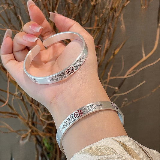 Pulsera de plata lisa con el personaje "Fu" en esmalte rojo