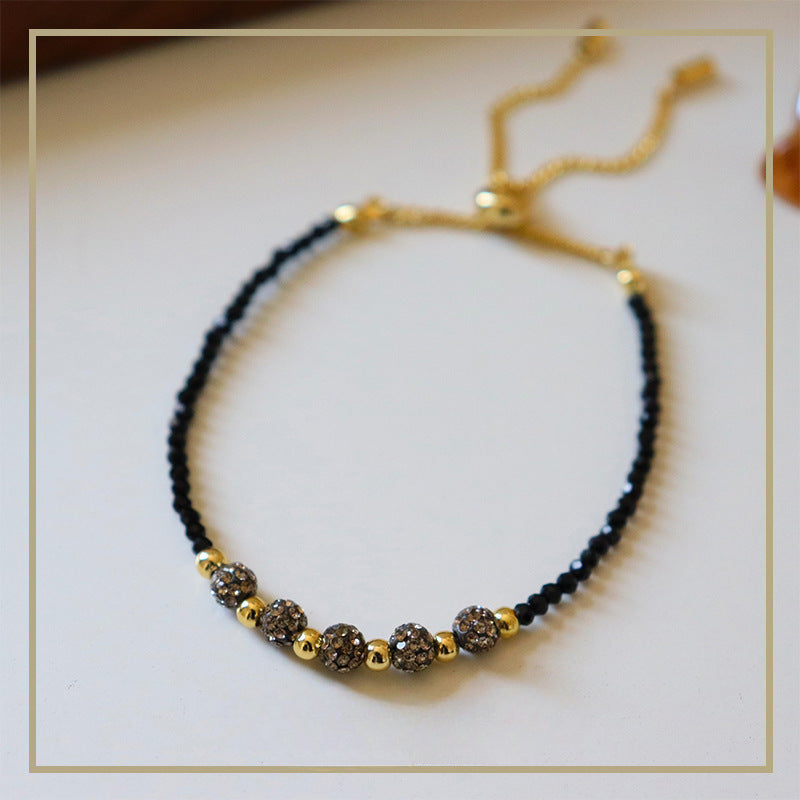 Pulsera de cuentas de gypsophila con incrustaciones de circonitas
