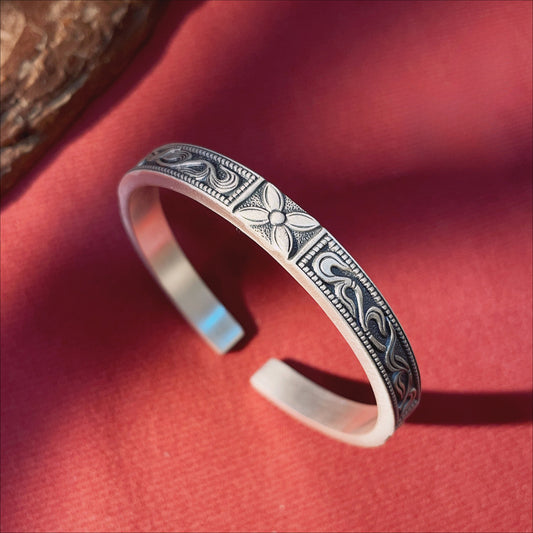 Pulsera de plata de ley con estampado étnico