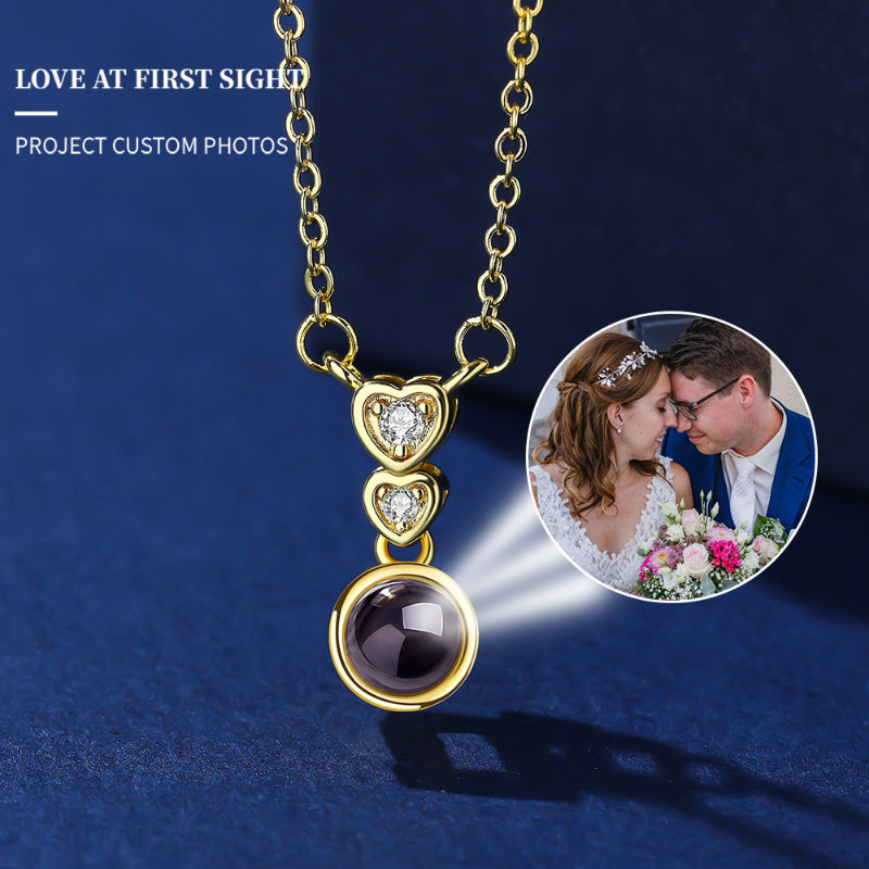 Collar con proyección de fotos y circonitas en forma de corazón 