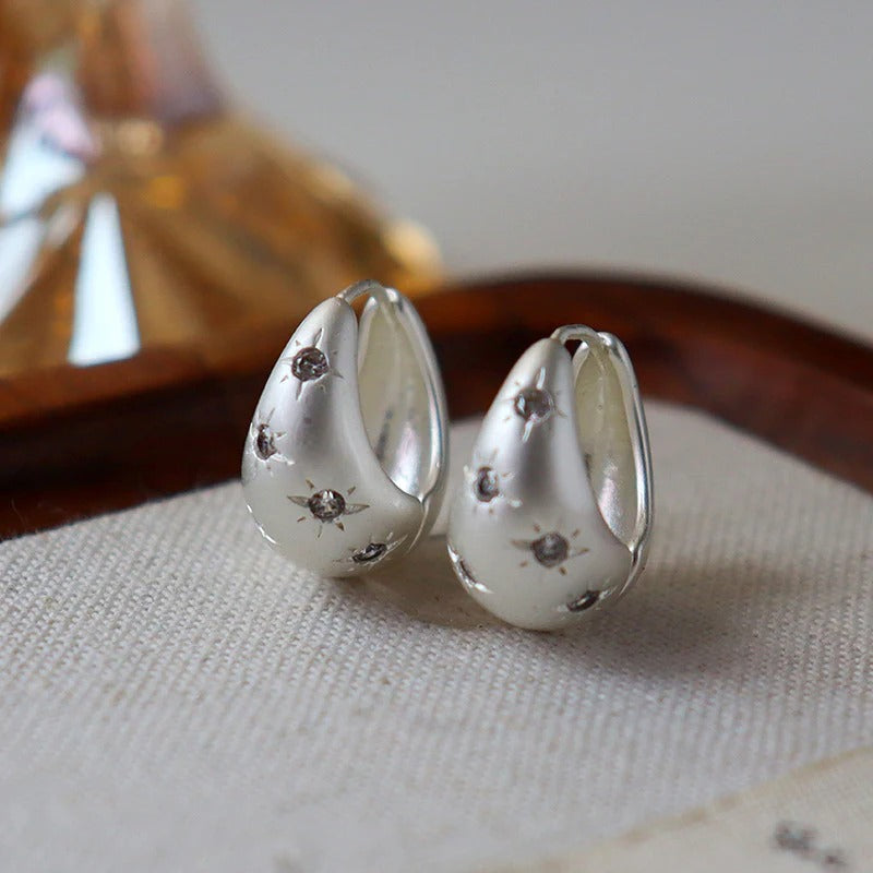 Pendientes de circonita con forma de estrella de ocho puntas estilo retro de moda.
