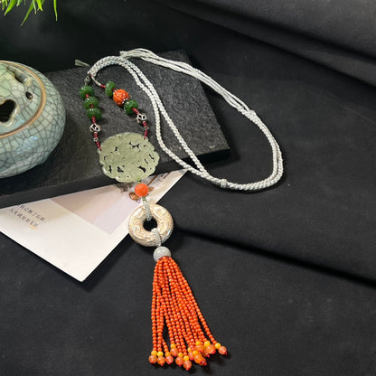 Collar de urraca tallado en jade hetiano de moda