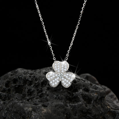 Collar de circonita cúbica con forma de trébol de la suerte y diseño de corazón