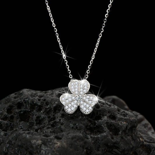 Collar de circonita cúbica con forma de trébol de la suerte y diseño de corazón