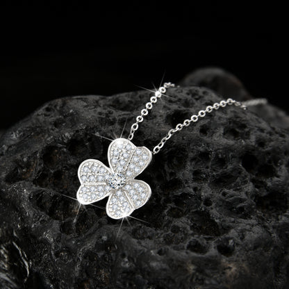 Collar de circonita cúbica con forma de trébol de la suerte y diseño de corazón
