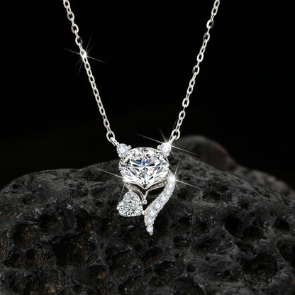 Collar colgante de circonitas especialmente diseñado con un zorro seductor y sexy