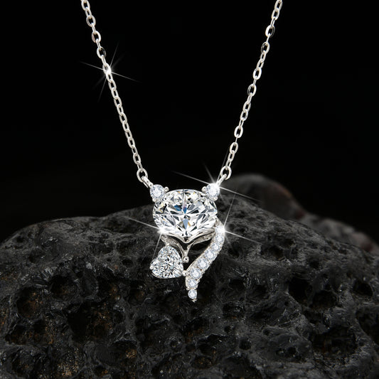 Collar colgante de circonitas especialmente diseñado con un zorro seductor y sexy