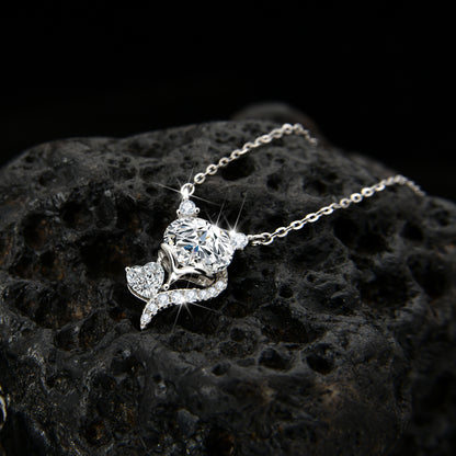 Collar colgante de circonitas especialmente diseñado con un zorro seductor y sexy
