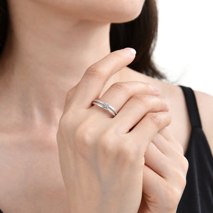 Anillo de nudo doble cruzado de diseño elegante