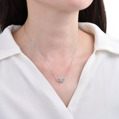 Collar con lazo de circonita cúbica con diseño de doble capa