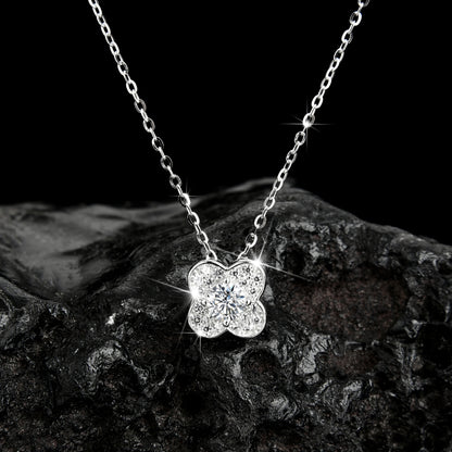 Exquisito y moderno collar colgante de hierba de cuatro hojas de la suerte