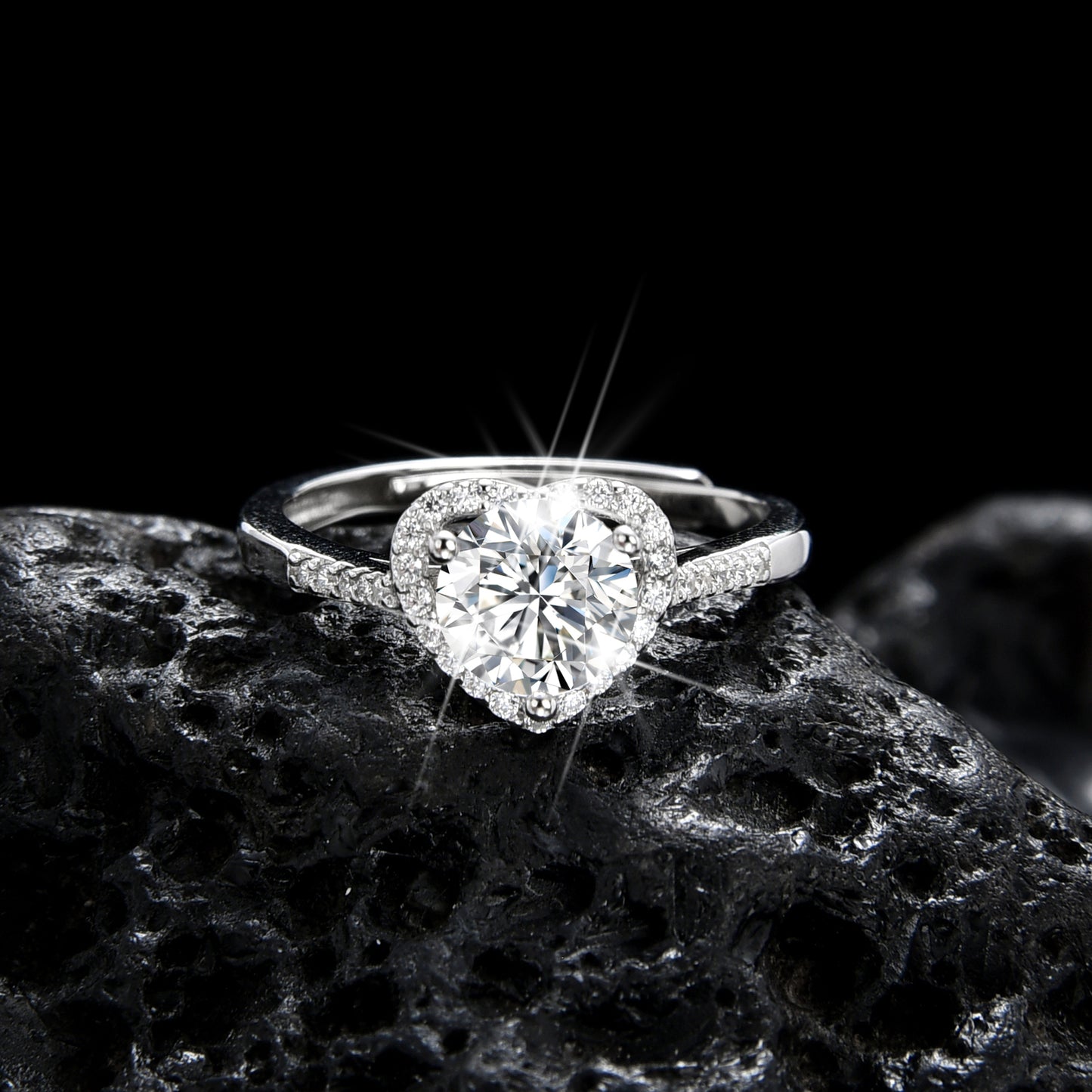 Anillo elegante de circonita cúbica con forma de corazón