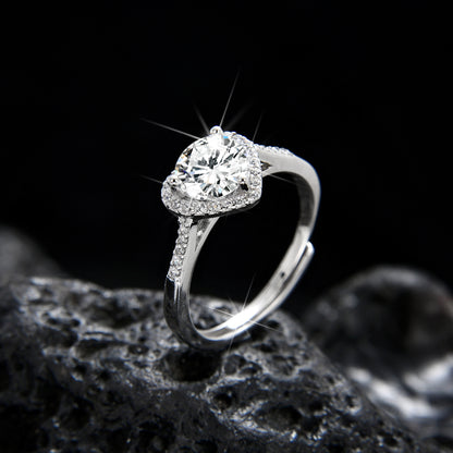 Anillo elegante de circonita cúbica con forma de corazón